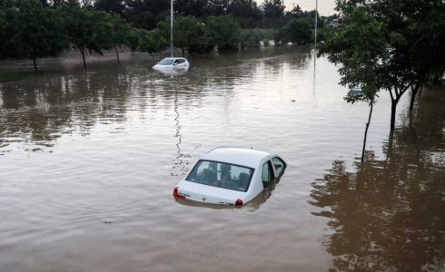 سیلاب وحشتناک در خیابان های مشهد؛ خودروها را آب برد/ اعزام تیم های غواصی