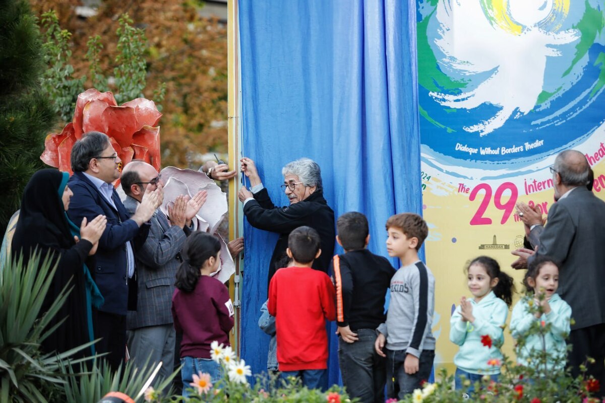 پوستر جشنواره تئاتر کودک رونمایی شد زیرساخت‌ها و تجهیزات تئاتری همدان اعتبارسنجی شد