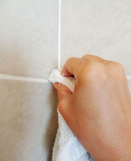 پوشاندن جای رولپلاک روی کاشی چطور است؟